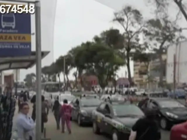 Paradero del alimentador del Metropolitano es bloqueado por decenas de taxis