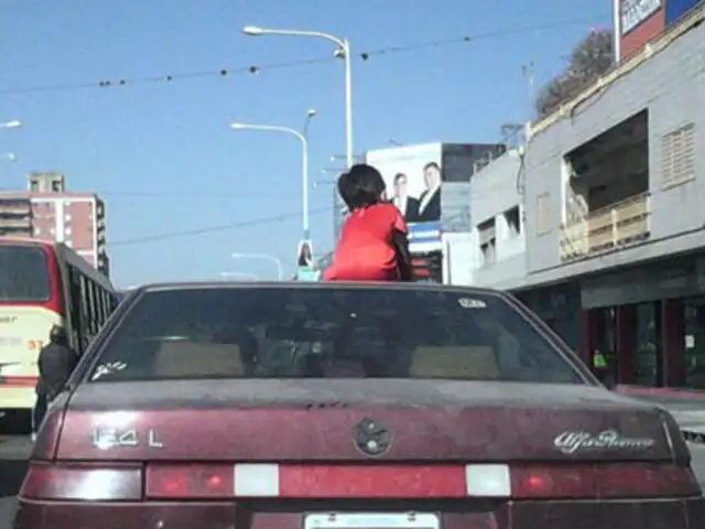 Padre trasladó a su menor hijo sentado en el techo del auto