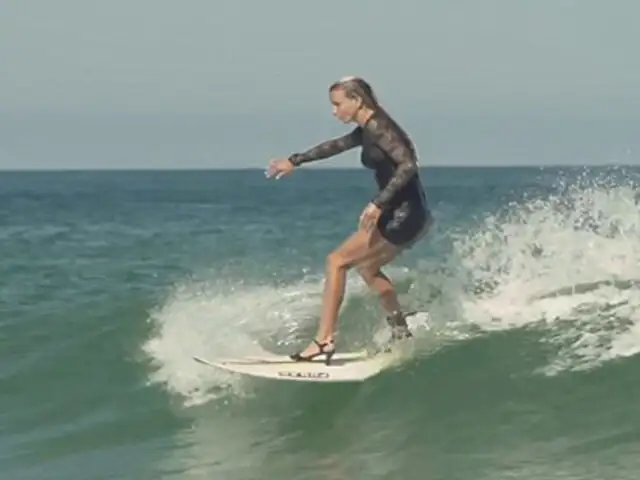 YouTube: ¿Es posible surfear en vestido y tacos?