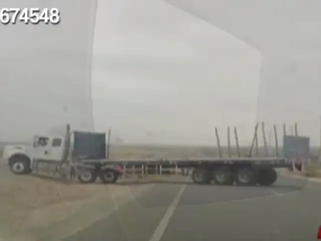 Piura: tráiler se quedó atascado en plena Panamericana Norte