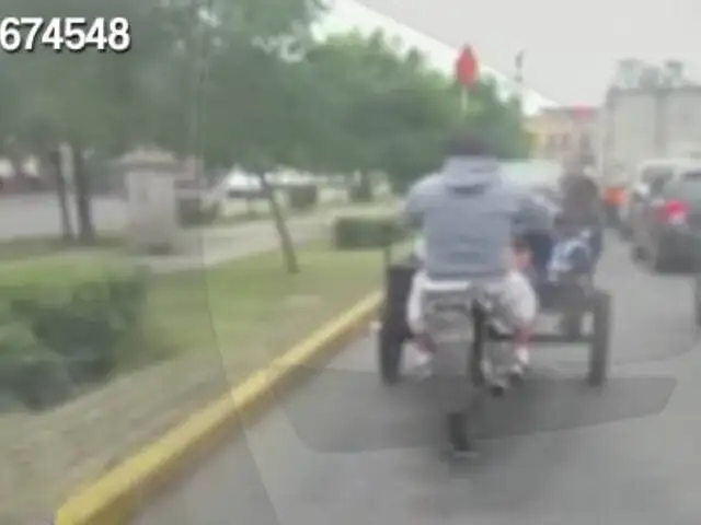 Moto carretilla traslada temerariamente por el Centro de Lima a mujer y niño
