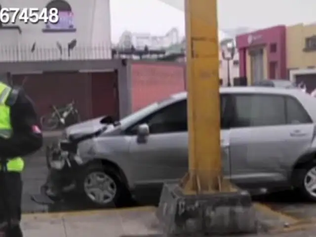 Accidente de tránsito provoca que auto se empotre contra edificio en San Isidro