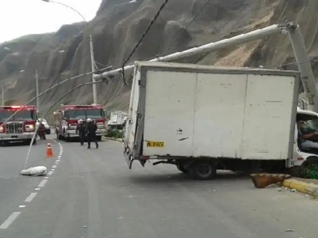Choque de camión contra poste deja dos heridos en la Costa Verde