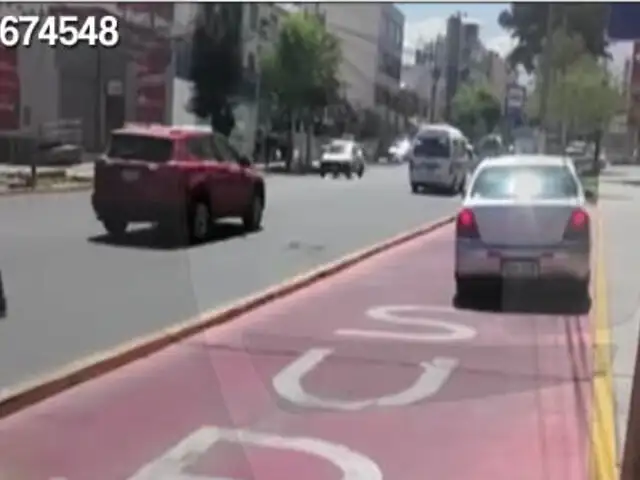 Arequipa: autos particulares ocupan permanentemente paraderos de buses