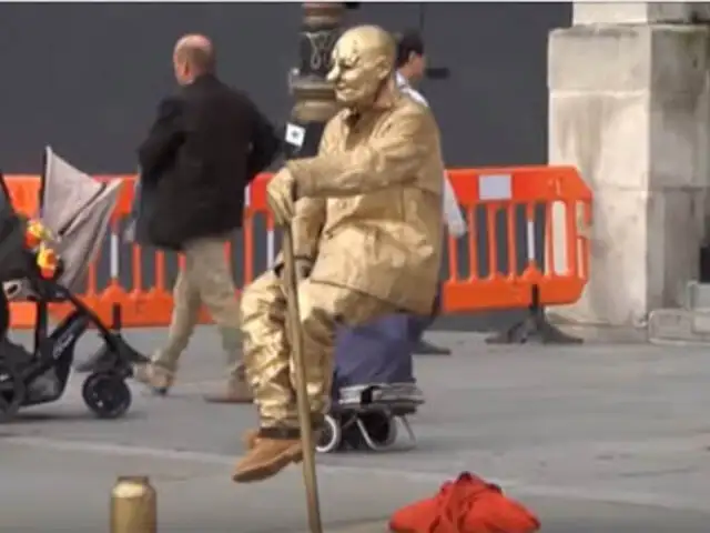 VIDEO: descubren truco de un artista que levita en la calle