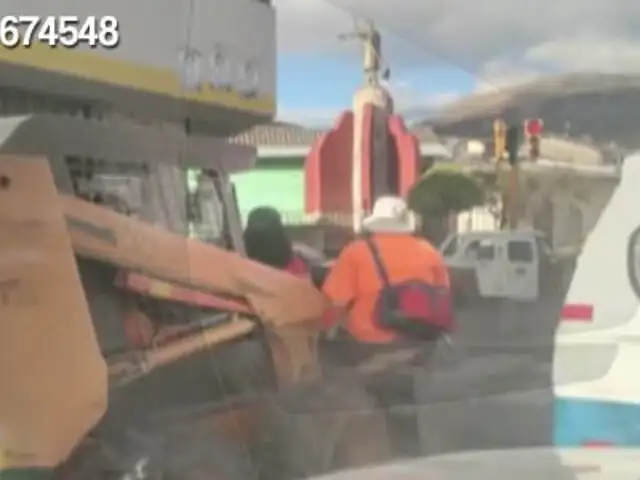 Obreros del municipio de Cajamarca se trasladan en cargador frontal