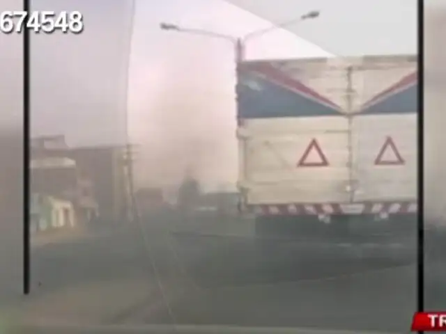 Vetusto camión circula contaminando el medio ambiente
