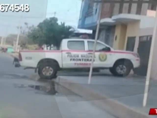 Camioneta de la Policía Nacional es estacionada sobre la vereda