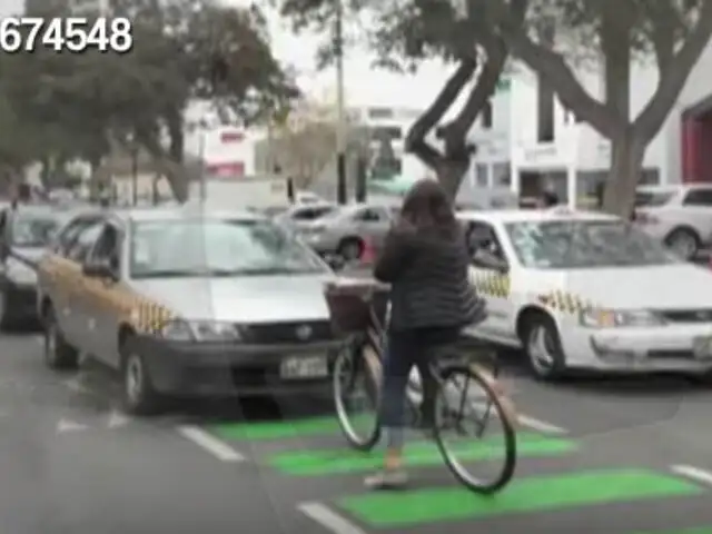 Taxistas y vehículos particulares invaden ciclovías de San Isidro