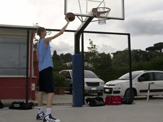 VIDEO: la futura estrella de la NBA tiene 14 años y ya mide 2.29 metros