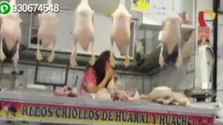 Mercado Central del Callao: vendedora infla pollos con la boca