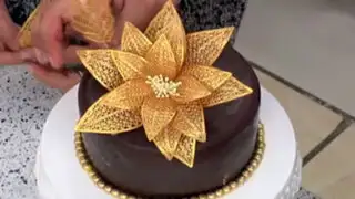 ¿Cómo hacer flores de azúcar para decorar tortas de matrimonio?
