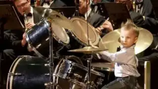 Rusia: Niño prodigio sorprende al tocar la batería en concierto