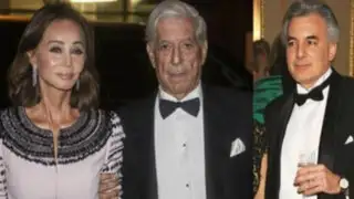 Álvaro Vargas Llosa junto a su padre e Isabel Preysler en una fiesta