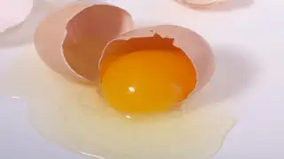 VIDEO: ¿Cómo separar perfectamente la yema de la clara de un huevo?