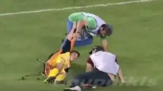 YouTube: jugador se lesionó y fue retirado del campo por camillero más torpe del mundo