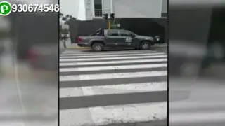 Miraflores: camioneta invade crucero peatonal y se estaciona en zona rígida