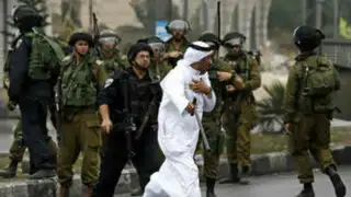 Palestinos se enfrentan a soldados israelíes en nuevo "viernes de la ira"