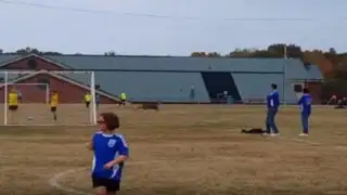 YouTube: ciervo invade campo de fútbol y ‘anota’ un gol
