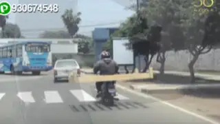 Whatsapp: imprudente conductor traslada cama en una moto