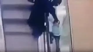 Rusia: niña sufre terrible accidente en escalera eléctrica