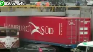 WhatsApp: camión queda atrapado en bypass de avenida Alfonso Ugarte