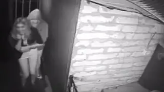 VIDEO: aterrado hombre usa a su novia de 'escudo' en casa embrujada