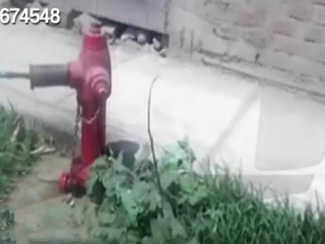 Fábrica roba agua de hidrante contra incendios para lavar autos