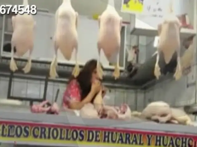 Mercado Central del Callao: vendedora infla pollos con la boca
