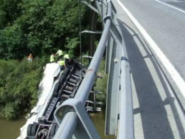 China: autobús cae de un puente y deja siete fallecidos