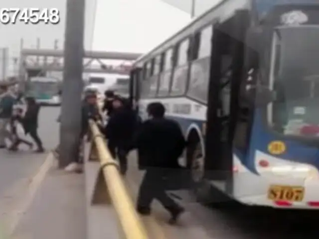 WhatsApp: sin medir el peligro, bus deja pasajeros en medio de la pista
