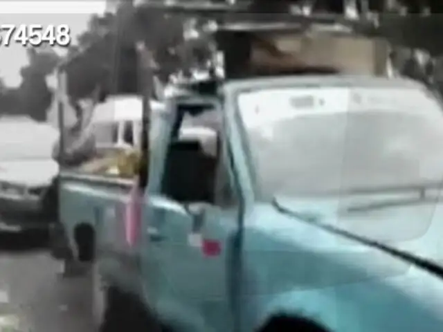 Ambulantes y autos mal estacionados provocan caos en la avenida Argentina
