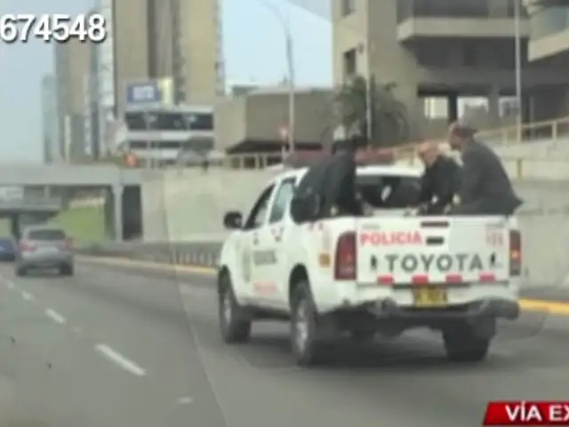 Policías viajan en tolva de camioneta por todo Paseo de la República