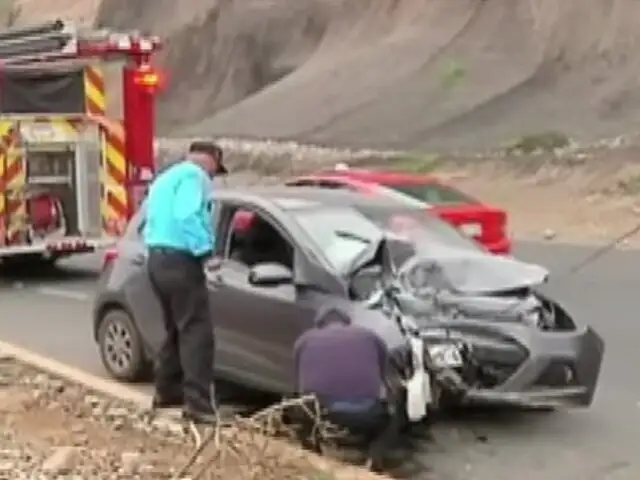 Aparatoso choque entre autos deja cuatro heridos en Huarochirí