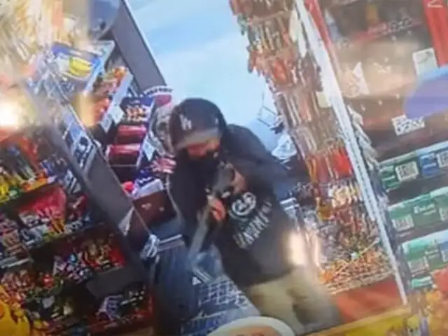 VIDEO: menor con rifle en mano intenta robar en tienda pero sucedió esto….