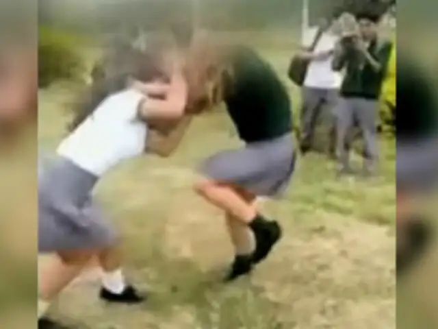 Escolares protagonizan bochornosas peleas dentro y fuera de colegio en SJM