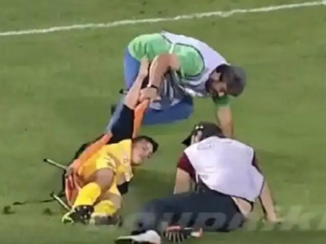 YouTube: jugador se lesionó y fue retirado del campo por camillero más torpe del mundo