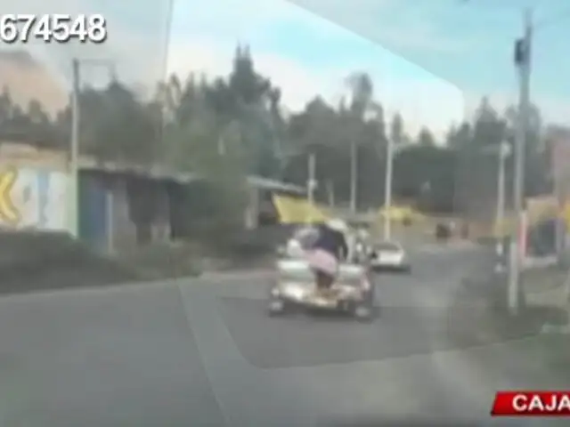 Cajamarca: mujer viaja colgada en la tolva de una camioneta