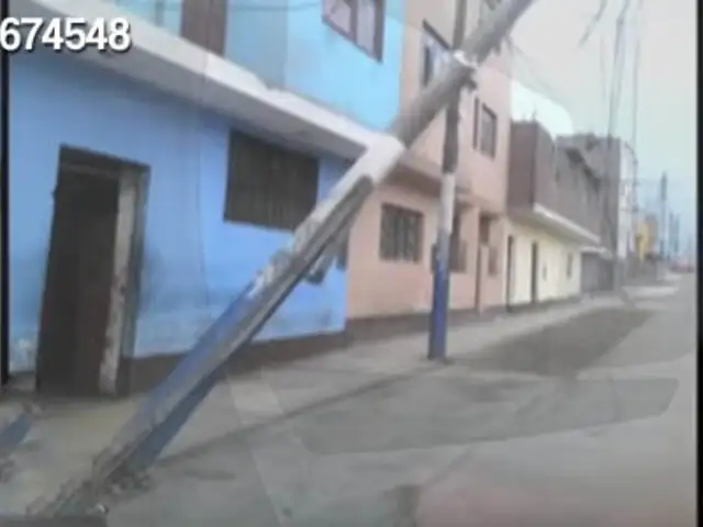 Alarma en San Martín de Porres por poste a punto de caer
