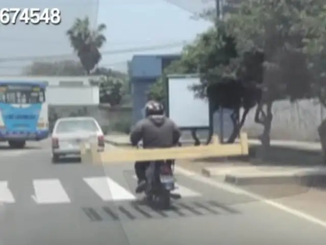 Whatsapp: imprudente conductor traslada cama en una moto