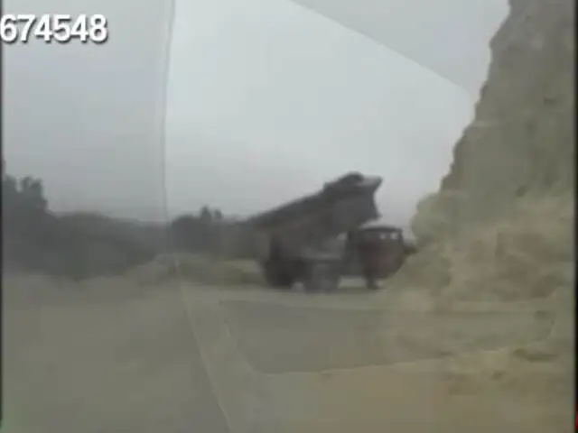 Camión es captado arrojando desmonte en el río Lurín
