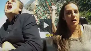 YouTube: entró en pánico y terminó con su novia en plena montaña rusa