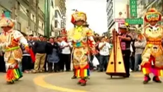 Danzantes de tijeras deslumbran con su talento en las calles de Lima