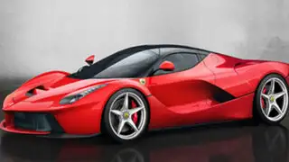 Se compra un Ferrari de más de un millón de euros y lo choca al salir de la tienda