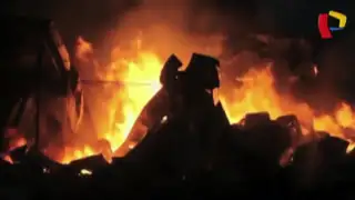 Chorrillos: incendio destruye vehículos en almacén de Aduanas