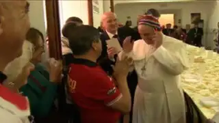 Peruano le regaló un chullo al Papa Francisco en Florencia