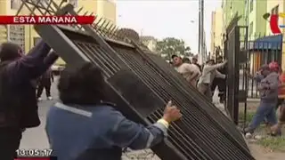 Retiran rejas de cocheras construidas en la vía pública en el Callao