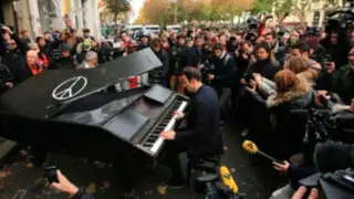 Francia: pianista realiza emotivo concierto en teatro Bataclan