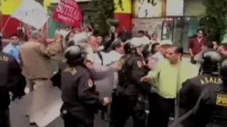 Trabajadores estatales se enfrentaron a la policía cerca del Congreso