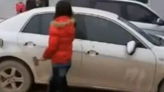 VIDEO: mujer destroza automóvil de marido infiel con una comba